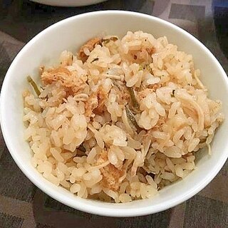 ツナ缶詰と塩こんぶの炊き込みご飯